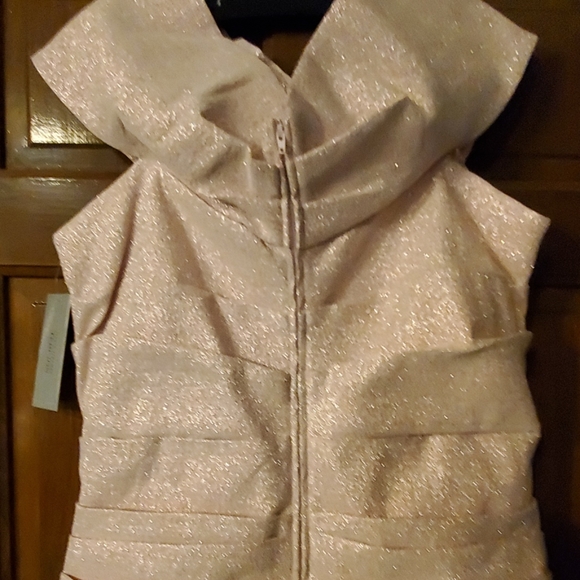 GOWN - Picture 6 of 8